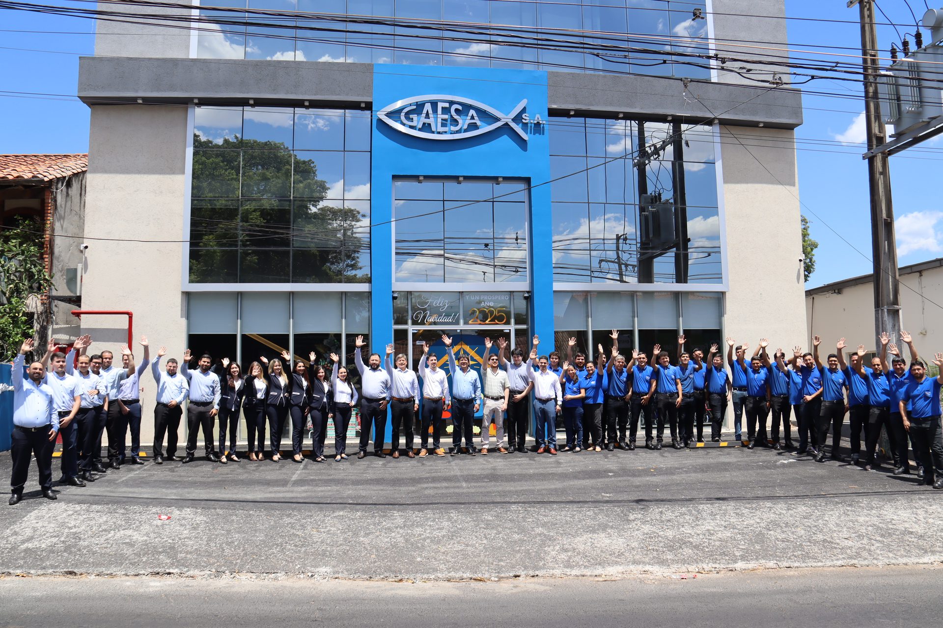 Equipo de trabajo de Gaesa S.A. frente a la Casa Matriz
